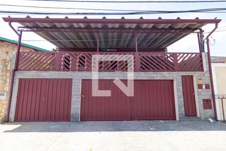 Casa à venda com 220m², 4 quartos e 3 vagas Casa à venda com 220m², 4 quartos e 3 vagasFachada