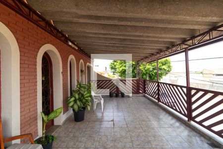 Casa à venda com 220m², 4 quartos e 3 vagas Casa à venda com 220m², 4 quartos e 3 vagasVaranda