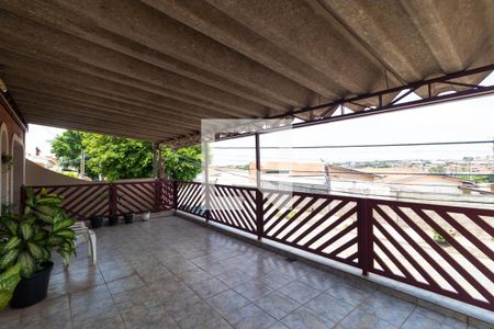 Casa à venda com 220m², 4 quartos e 3 vagas Casa à venda com 220m², 4 quartos e 3 vagasVaranda