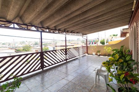 Casa à venda com 220m², 4 quartos e 3 vagas Casa à venda com 220m², 4 quartos e 3 vagasVaranda