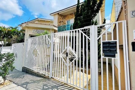 Casa de condomínio à venda com 254m², 3 quartos e 4 vagas Casa de condomínio à venda com 254m², 3 quartos e 4 vagasFachada