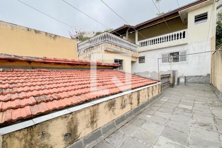 Casa à venda com 273m², 5 quartos e 3 vagas Casa à venda com 273m², 5 quartos e 3 vagasVaranda