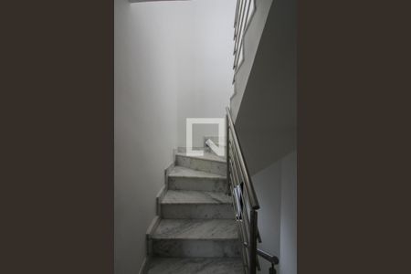 Casa à venda com 196m², 3 quartos e 1 vaga Casa à venda com 196m², 3 quartos e 1 vagaEscada para Terraço