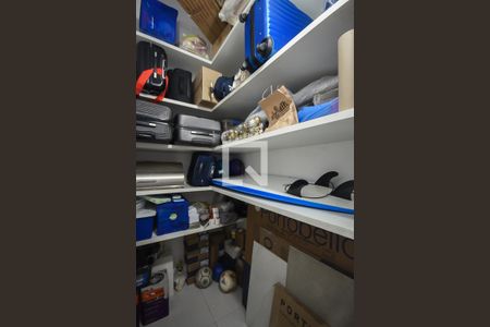 Apartamento à venda com 220m², 4 quartos e 4 vagas Apartamento à venda com 220m², 4 quartos e 4 vagasDepósito