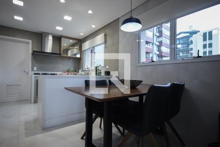 Apartamento à venda com 220m², 4 quartos e 4 vagas Apartamento à venda com 220m², 4 quartos e 4 vagasCozinha