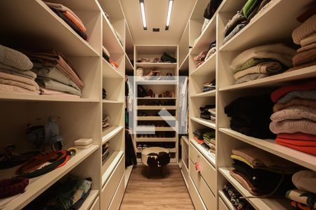 Apartamento à venda com 220m², 4 quartos e 4 vagas Apartamento à venda com 220m², 4 quartos e 4 vagasArmário da Suíte 1