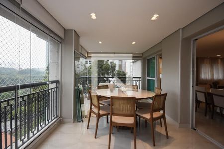 Apartamento à venda com 220m², 4 quartos e 4 vagas Apartamento à venda com 220m², 4 quartos e 4 vagasVaranda