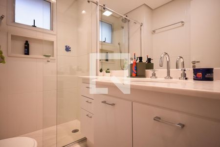 Apartamento à venda com 220m², 4 quartos e 4 vagas Apartamento à venda com 220m², 4 quartos e 4 vagasBanheiro Suíte 2