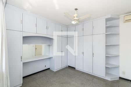 Casa à venda com 252m², 4 quartos e 5 vagas Casa à venda com 252m², 4 quartos e 5 vagasQuarto 1 Suíte - Armários