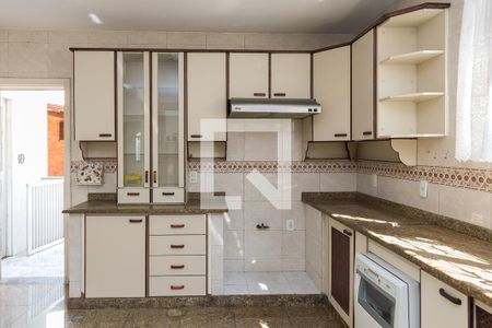 Casa à venda com 252m², 4 quartos e 5 vagas Casa à venda com 252m², 4 quartos e 5 vagasCozinha - Armários