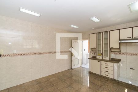 Casa à venda com 252m², 4 quartos e 5 vagas Casa à venda com 252m², 4 quartos e 5 vagasCozinha