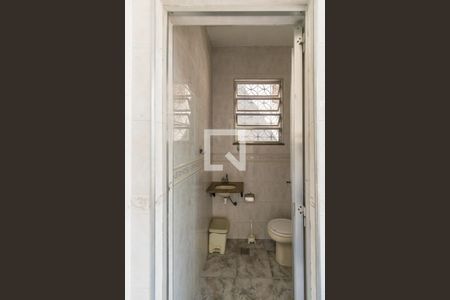 Casa à venda com 252m², 4 quartos e 5 vagas Casa à venda com 252m², 4 quartos e 5 vagasBanheiro de Serviço