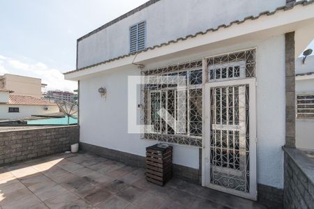 Casa à venda com 252m², 4 quartos e 5 vagas Casa à venda com 252m², 4 quartos e 5 vagasVaranda do 2º andar