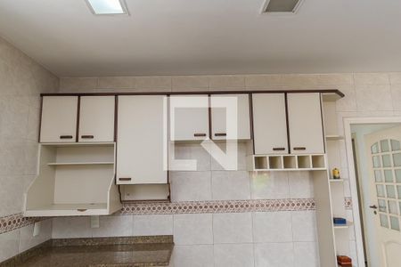 Casa à venda com 252m², 4 quartos e 5 vagas Casa à venda com 252m², 4 quartos e 5 vagasCozinha - Armários