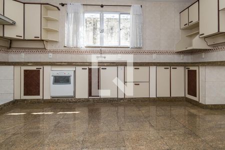 Casa à venda com 252m², 4 quartos e 5 vagas Casa à venda com 252m², 4 quartos e 5 vagasCozinha - Armários