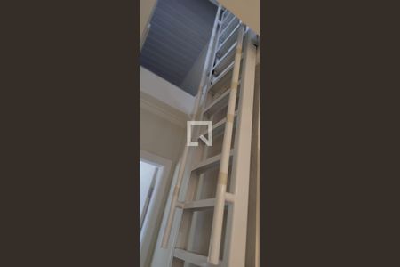 Casa à venda com 264m², 3 quartos e 1 vaga Casa à venda com 264m², 3 quartos e 1 vagaEscada quarto 3