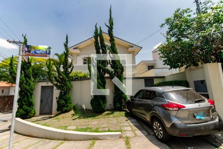 Casa à venda com 400m², 4 quartos e 4 vagas Casa à venda com 400m², 4 quartos e 4 vagasFachada
