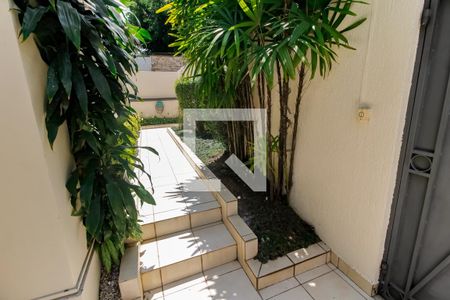 Casa à venda com 400m², 4 quartos e 4 vagas Casa à venda com 400m², 4 quartos e 4 vagasEntrada