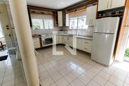 Casa à venda com 400m², 4 quartos e 4 vagas Casa à venda com 400m², 4 quartos e 4 vagasCozinha - Armários