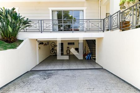 Casa à venda com 400m², 4 quartos e 4 vagas Casa à venda com 400m², 4 quartos e 4 vagasGaragem