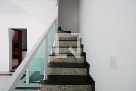 Casa de condomínio à venda com 120m², 3 quartos e 2 vagasEscada