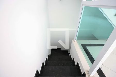 Casa de condomínio à venda com 120m², 3 quartos e 2 vagasEscada Garagem