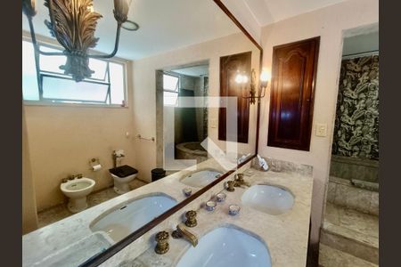 Apartamento à venda com 280m², 3 quartos e 1 vaga Apartamento à venda com 280m², 3 quartos e 1 vagaSuíte banheiro