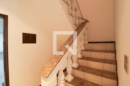Escada de casa para alugar com 3 quartos, 150m² em Parque Sao Domingos, São Paulo