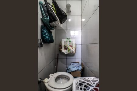 Casa à venda com 100m², 2 quartos e 2 vagas Casa à venda com 100m², 2 quartos e 2 vagasbanheiro na área de serviço_2