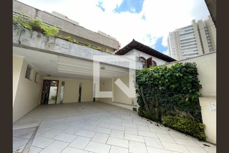 Casa à venda com 400m², 4 quartos e 4 vagas Casa à venda com 400m², 4 quartos e 4 vagasGaragem