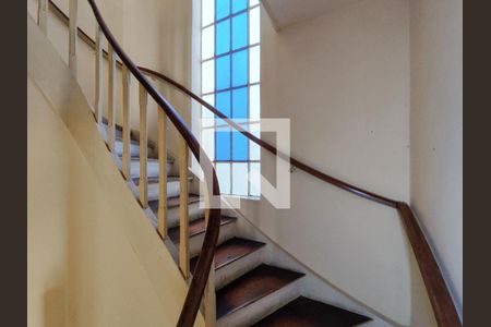 Casa à venda com 240m², 4 quartos e 4 vagasEscada