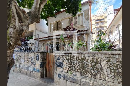 Casa à venda com 240m², 4 quartos e 4 vagasFachada/placa