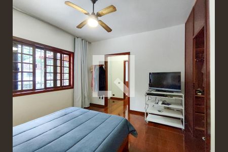 Casa à venda com 364m², 4 quartos e 5 vagas Casa à venda com 364m², 4 quartos e 5 vagasSuíte