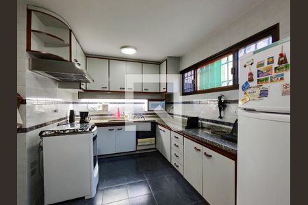 Casa à venda com 364m², 4 quartos e 5 vagas Casa à venda com 364m², 4 quartos e 5 vagasCozinha