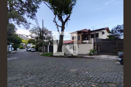 Casa à venda com 364m², 4 quartos e 5 vagas Casa à venda com 364m², 4 quartos e 5 vagasFachada