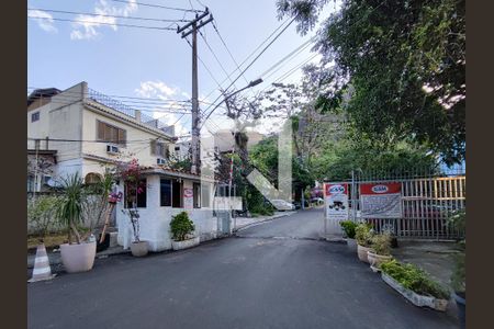Casa à venda com 364m², 4 quartos e 5 vagas Casa à venda com 364m², 4 quartos e 5 vagasFachada