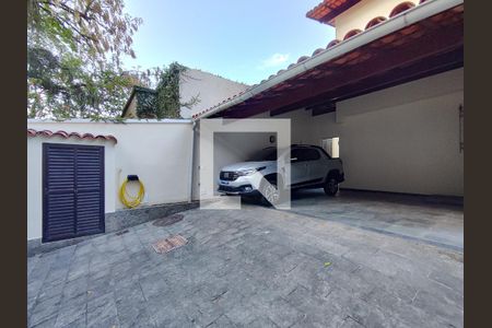 Casa à venda com 364m², 4 quartos e 5 vagas Casa à venda com 364m², 4 quartos e 5 vagasGaragem