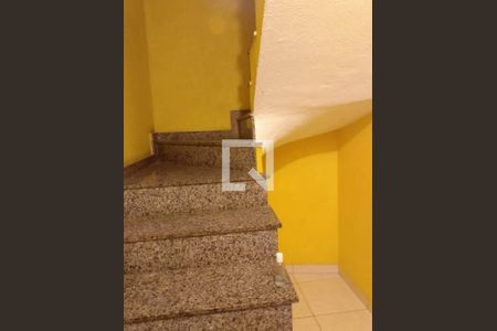 Casa à venda com 112m², 2 quartos e 2 vagas Casa à venda com 112m², 2 quartos e 2 vagasEscada