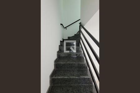 Apartamento à venda com 100m², 2 quartos e 1 vaga Apartamento à venda com 100m², 2 quartos e 1 vagaEscada