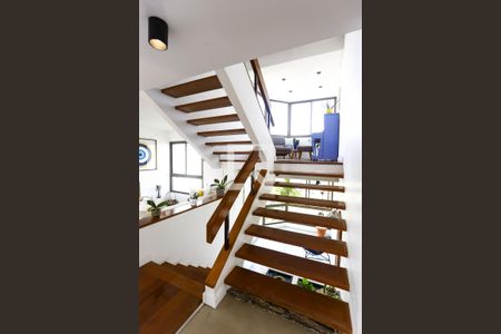 Apartamento à venda com 300m², 4 quartos e 4 vagas Apartamento à venda com 300m², 4 quartos e 4 vagasEscada