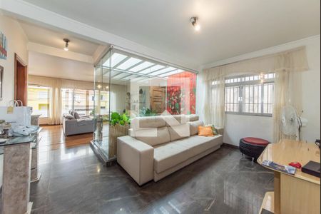 Casa de condomínio à venda com 550m², 5 quartos e 6 vagas Casa de condomínio à venda com 550m², 5 quartos e 6 vagasSala de TV