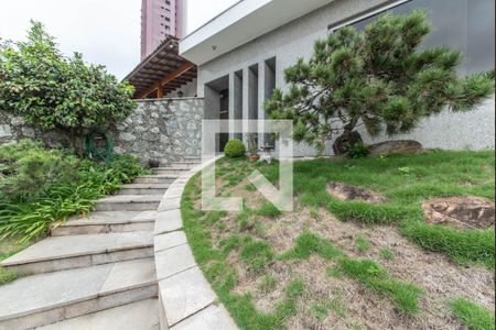 Casa de condomínio à venda com 550m², 5 quartos e 6 vagas Casa de condomínio à venda com 550m², 5 quartos e 6 vagasEntrada