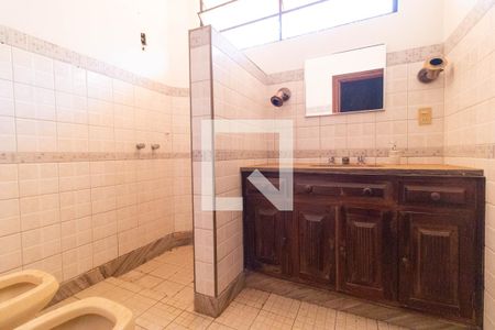 Casa à venda com 357m², 4 quartos e 8 vagasBanheiro 