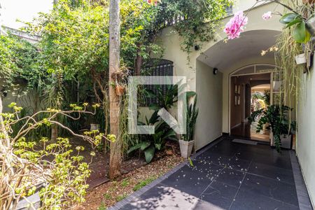 Casa à venda com 382m², 4 quartos e 4 vagas Casa à venda com 382m², 4 quartos e 4 vagasQuintal