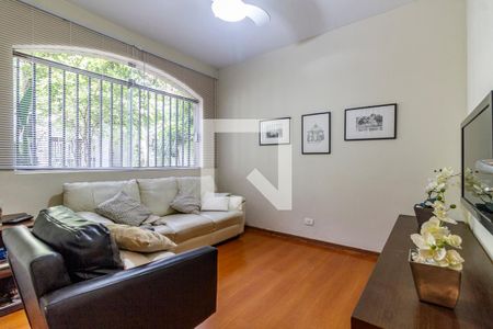 Casa à venda com 382m², 4 quartos e 4 vagas Casa à venda com 382m², 4 quartos e 4 vagasSala de TV