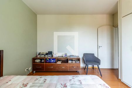 Casa à venda com 382m², 4 quartos e 4 vagas Casa à venda com 382m², 4 quartos e 4 vagasQuarto 2