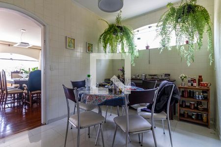 Casa à venda com 382m², 4 quartos e 4 vagas Casa à venda com 382m², 4 quartos e 4 vagasCopa