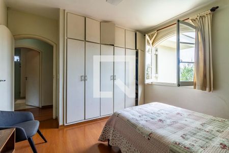 Casa à venda com 382m², 4 quartos e 4 vagas Casa à venda com 382m², 4 quartos e 4 vagasQuarto 2