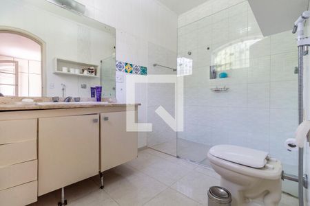 Casa à venda com 382m², 4 quartos e 4 vagas Casa à venda com 382m², 4 quartos e 4 vagasBanheiro da Suíte 1