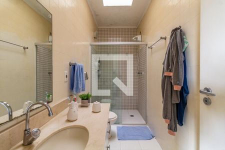 Casa à venda com 382m², 4 quartos e 4 vagas Casa à venda com 382m², 4 quartos e 4 vagasBanheiro da Suíte 2